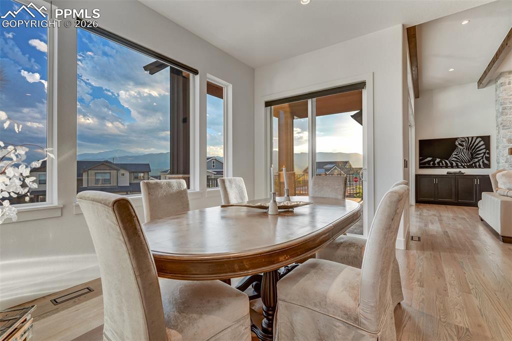 Image 10 of 50: Dining Area