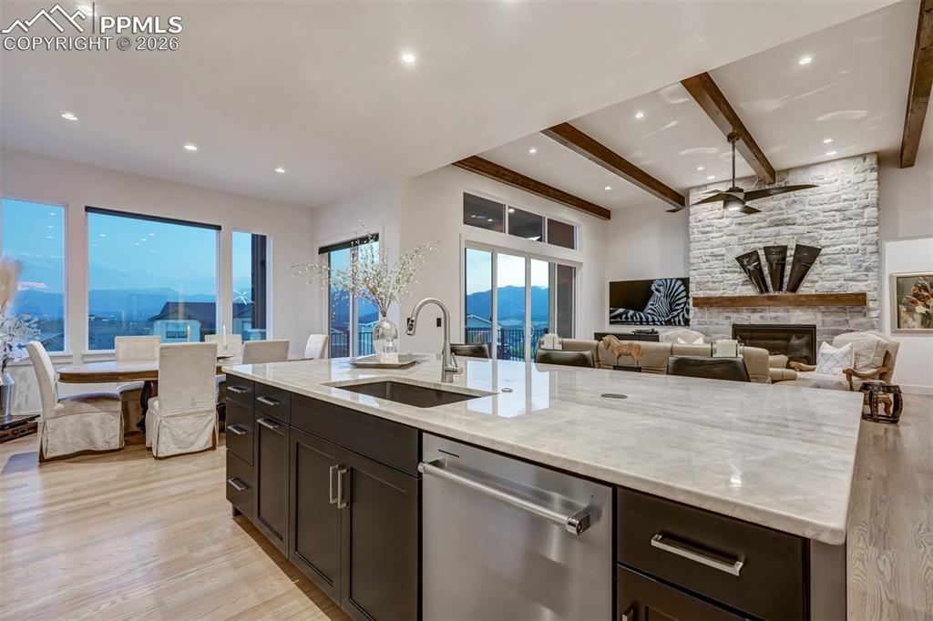 Image 16 of 50: Kitchen