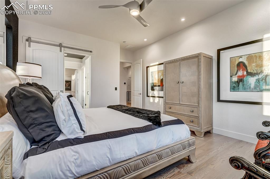 Image 17 of 50: Bedroom