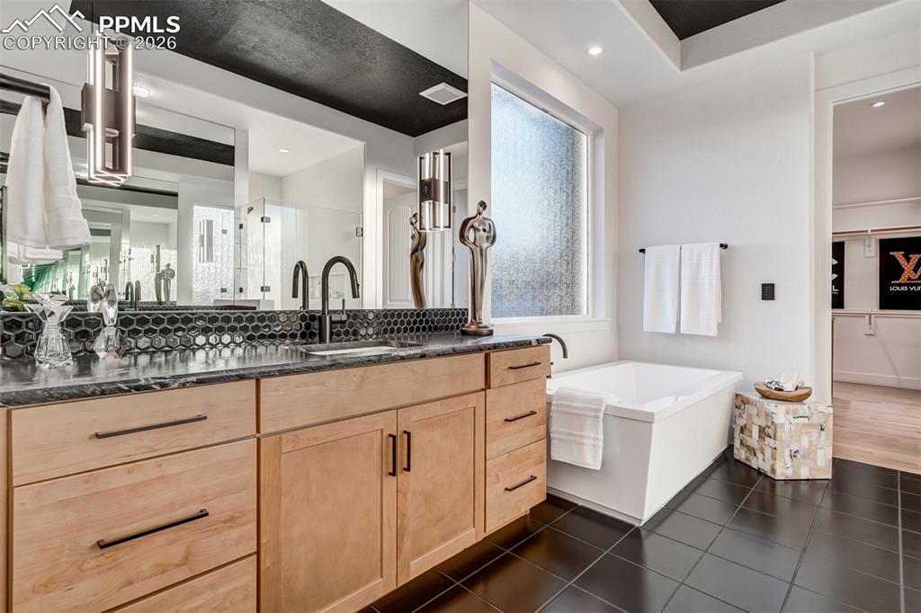 Image 18 of 50: Bathroom