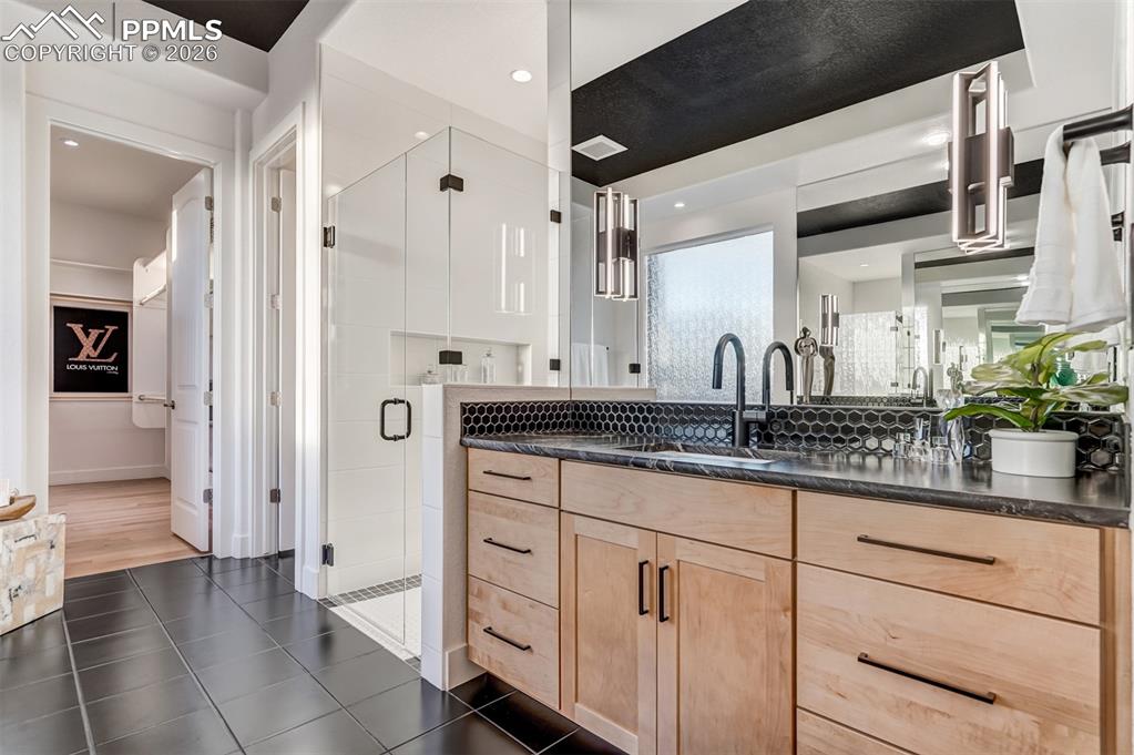 Image 19 of 50: Bathroom