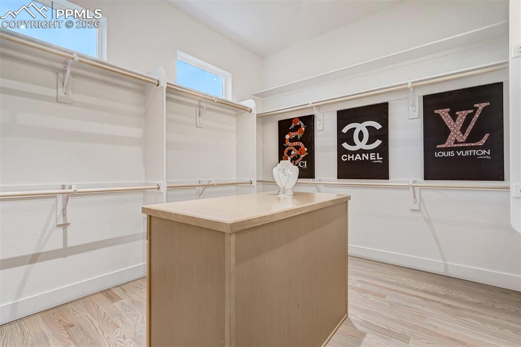 Image 23 of 50: Closet