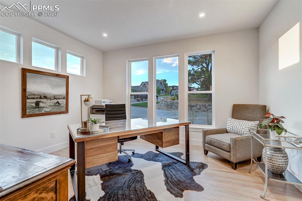 Image 26 of 50: Office