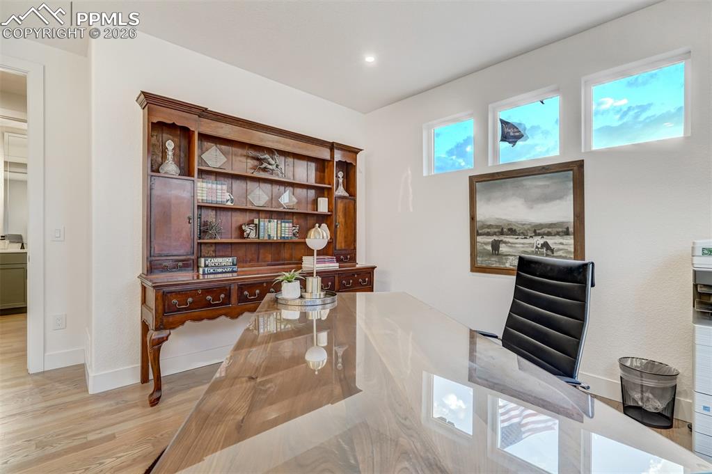 Image 27 of 50: Office