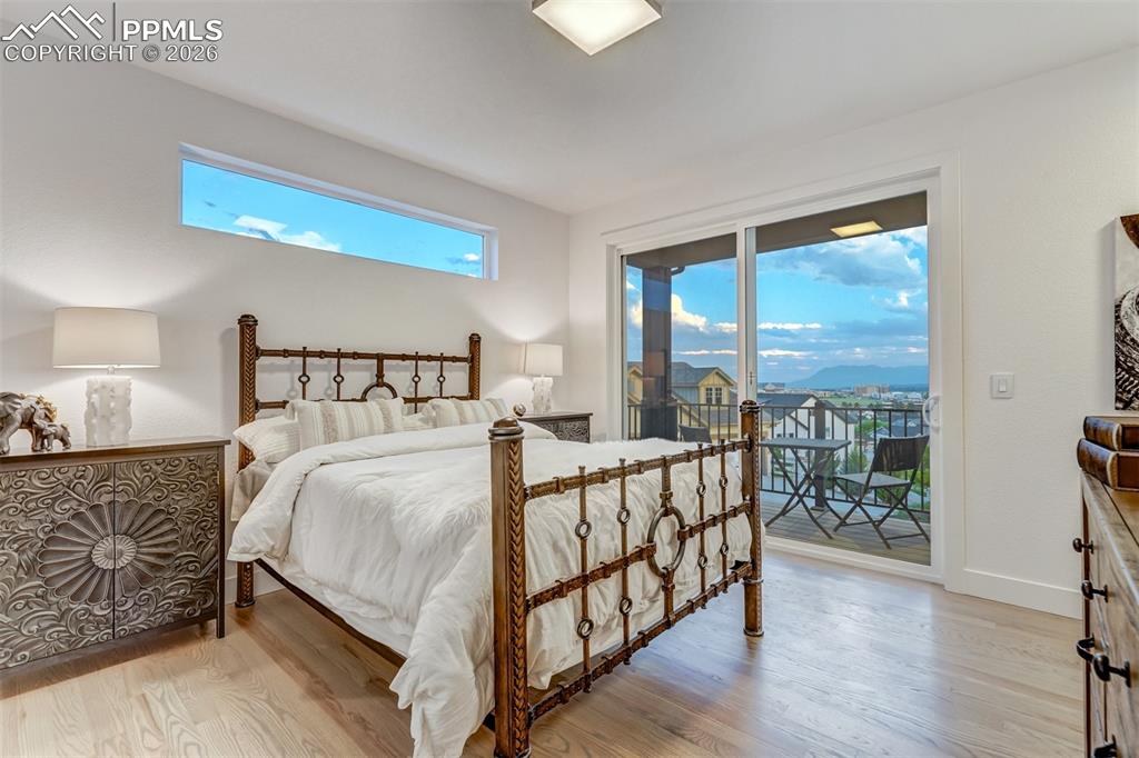 Image 30 of 50: Bedroom