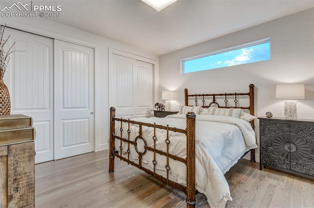 Image 31 of 50: Bedroom