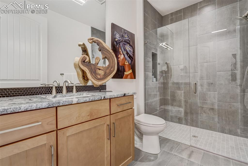 Image 32 of 50: Bathroom