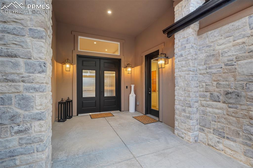 Image 4 of 50: Entry