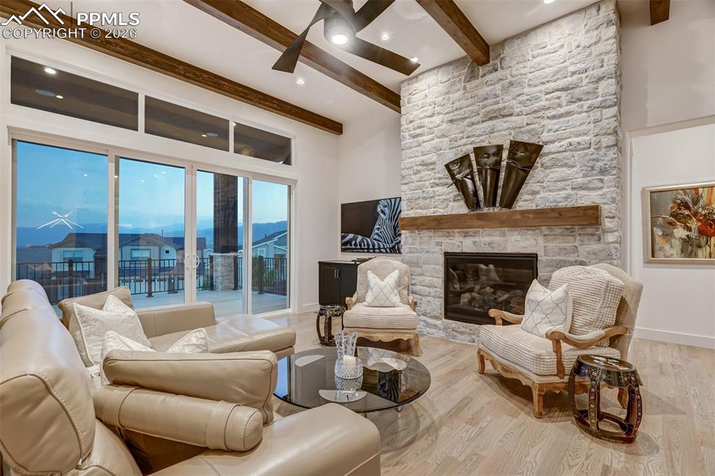 Image 6 of 50: Living Room