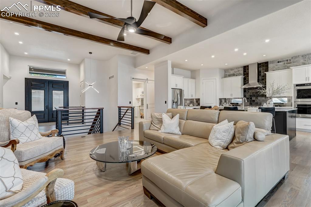 Image 7 of 50: Living Room