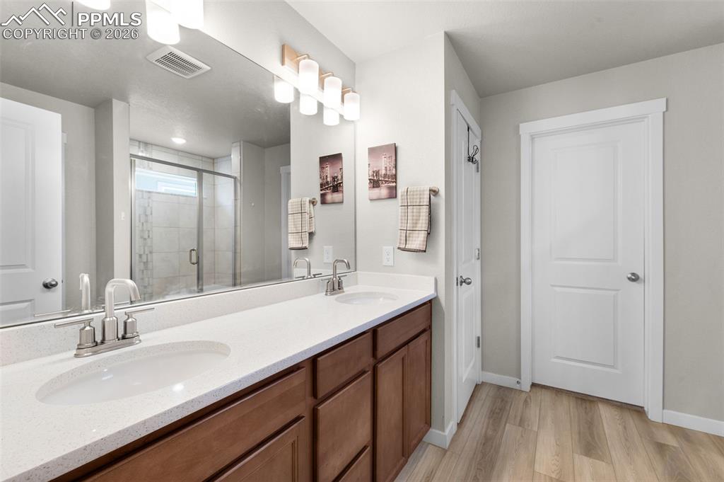 Image 16 of 24: Bedroom