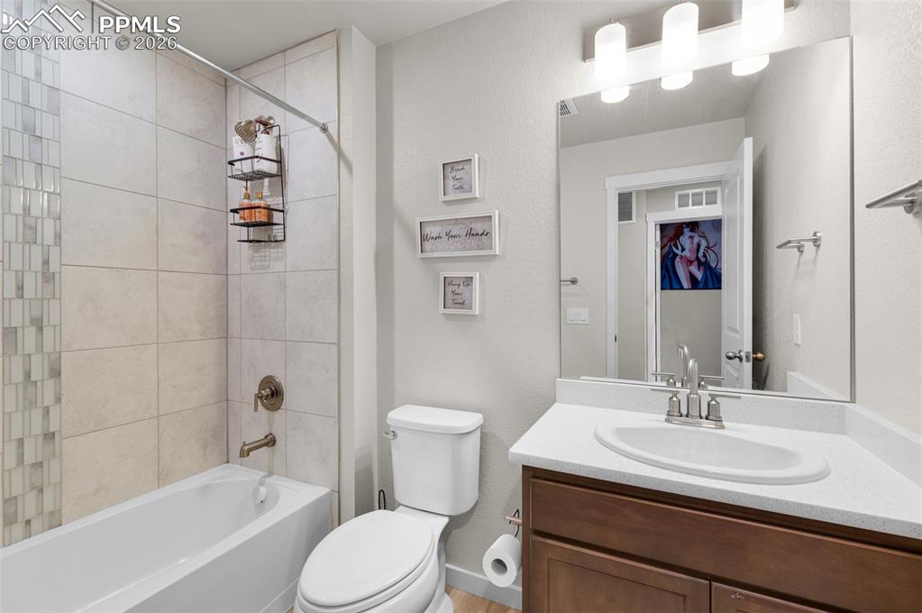 Image 19 of 24: Bathroom