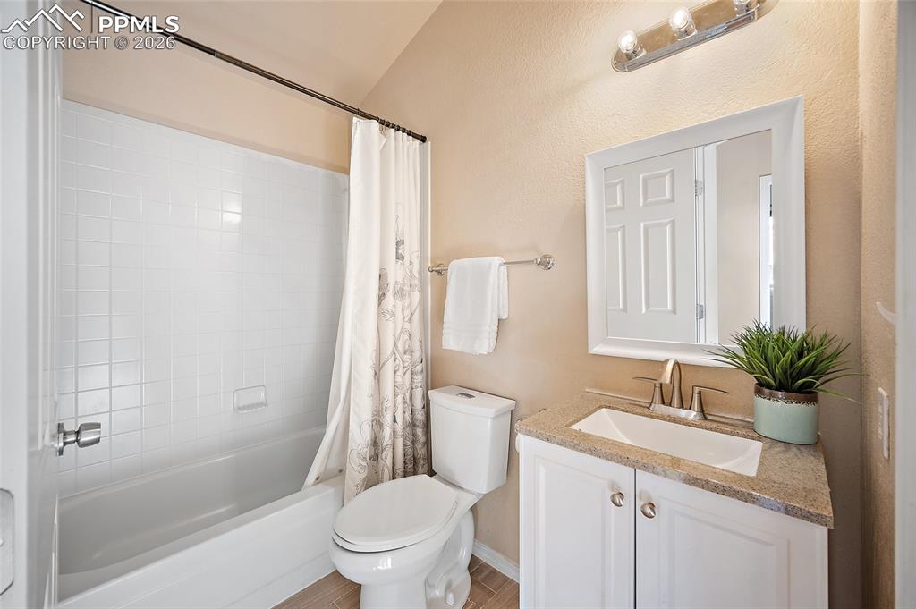 Image 24 of 38: Bathroom