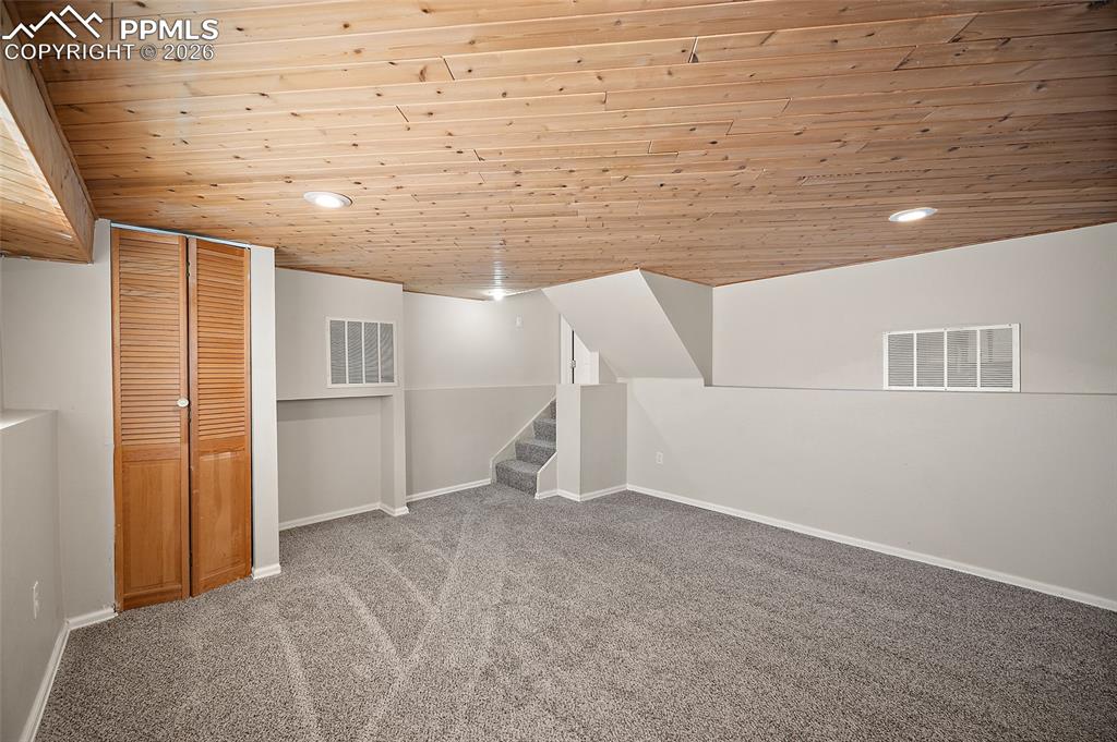 Image 25 of 38: Office