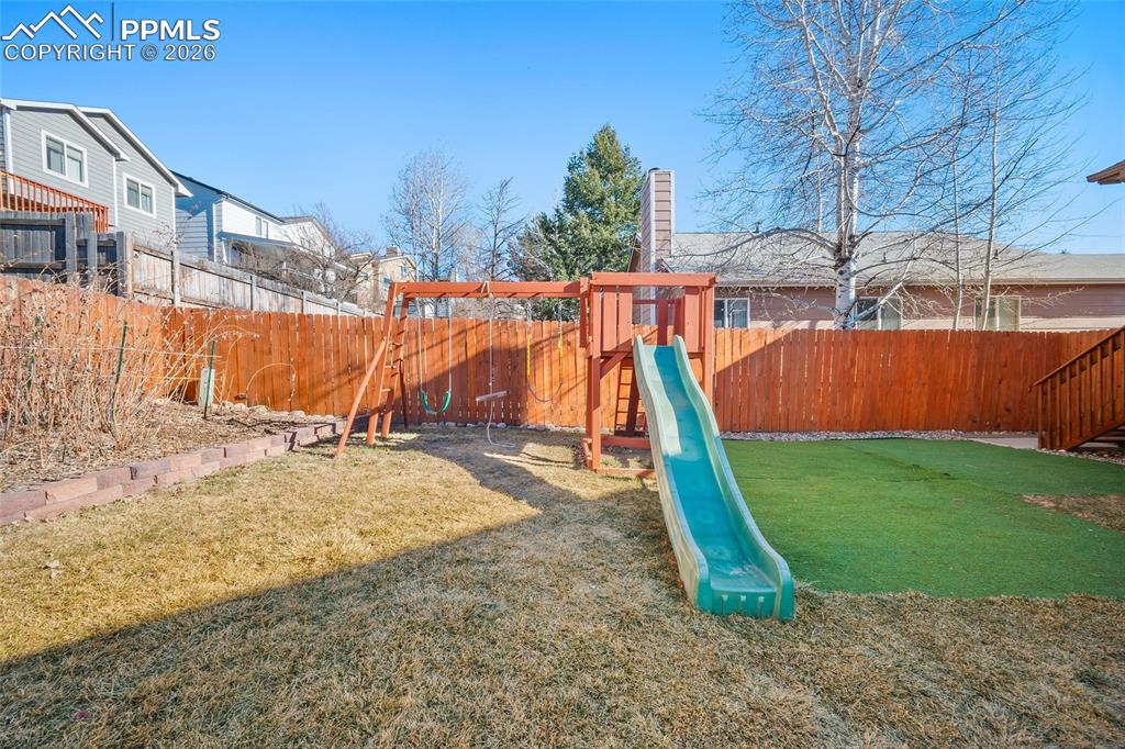 Image 30 of 38: Yard