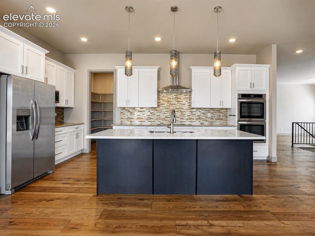 Image 10 of 50: Kitchen