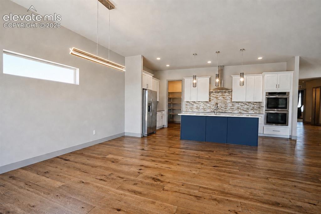 Image 11 of 50: Kitchen