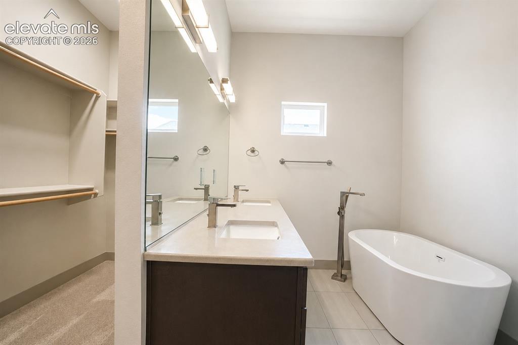 Image 19 of 50: Bathroom