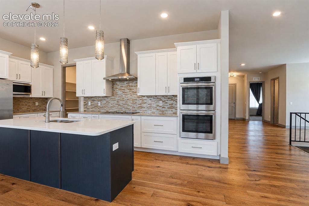 Image 8 of 50: Kitchen