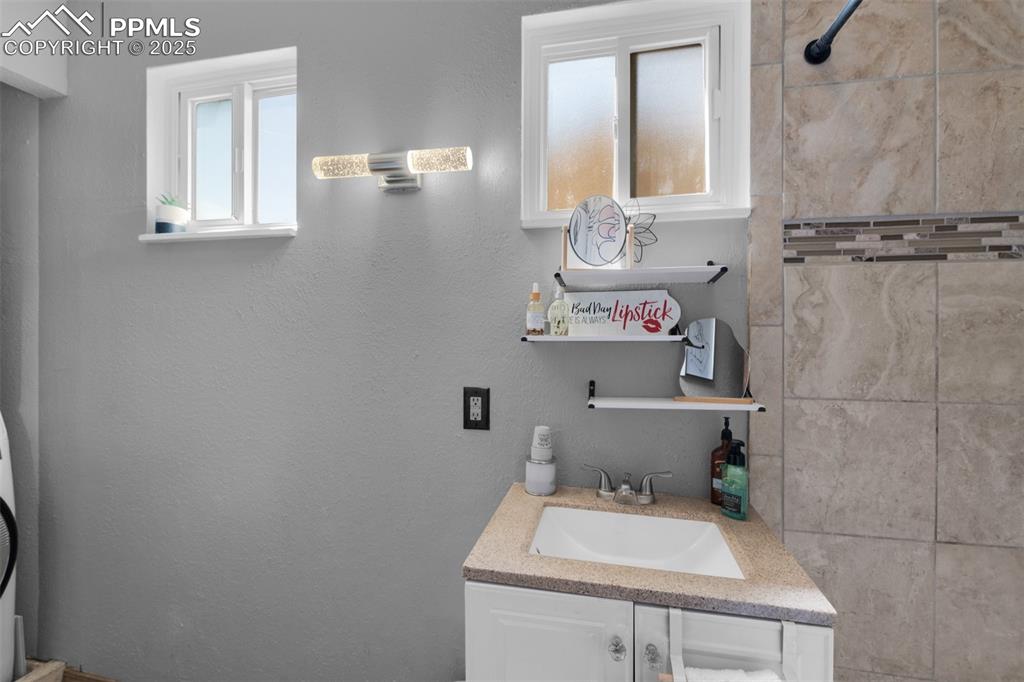 Image 20 of 26: Bathroom with vanity