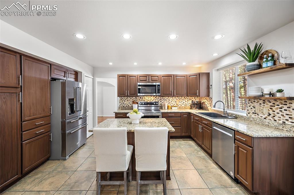 Image 10 of 50: Kitchen