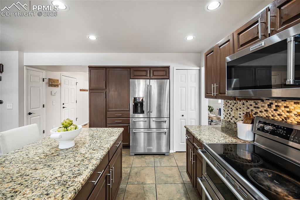 Image 13 of 50: Kitchen
