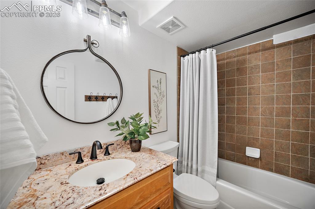 Image 19 of 50: Bathroom