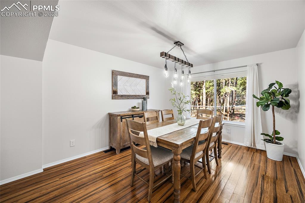 Image 8 of 50: Dining Area