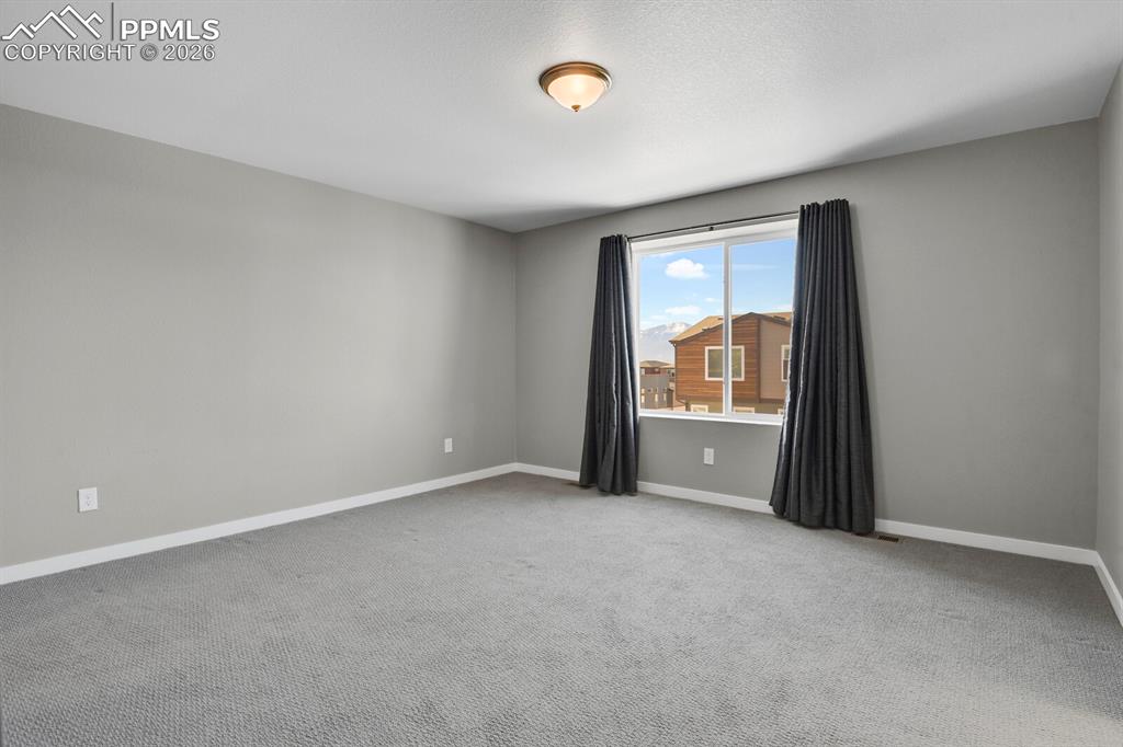 Image 18 of 40: Primary bedroom