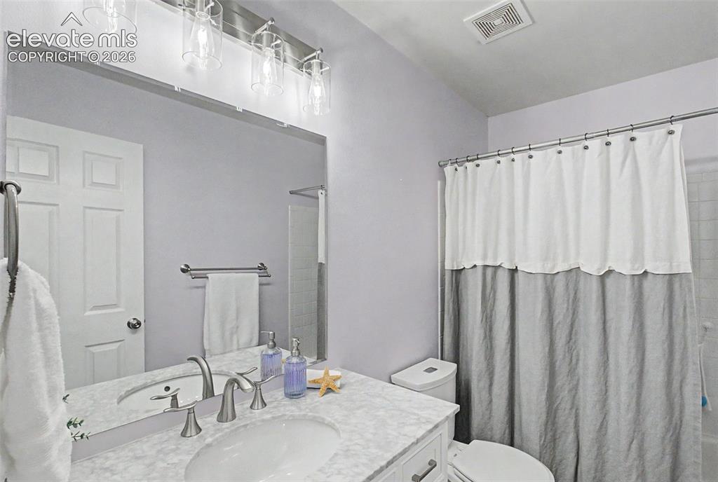 Image 27 of 50: A full bathroom on the upper level 