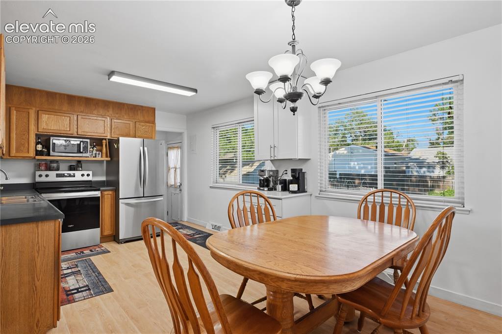 Image 7 of 32: Dining Area