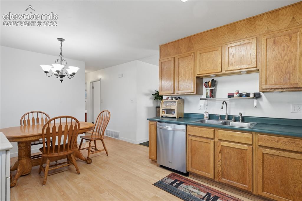 Image 8 of 32: Kitchen
