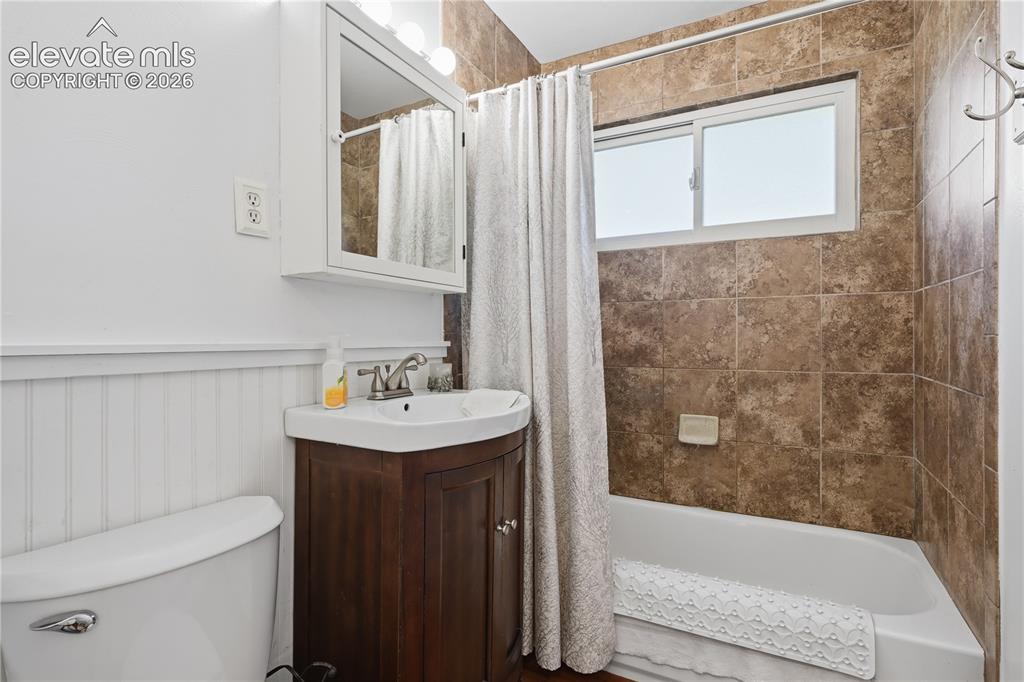 Image 9 of 32: Bathroom