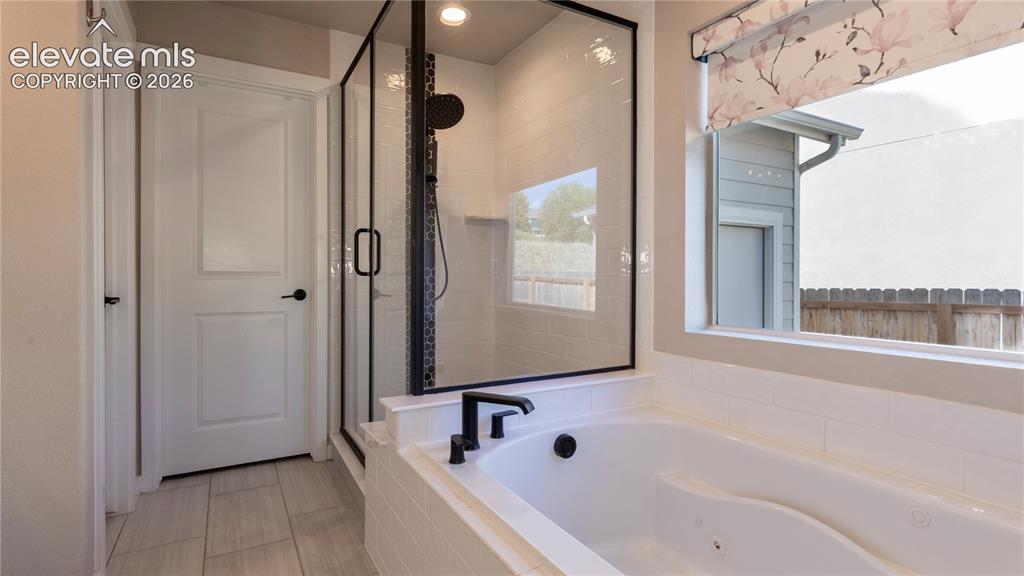 Image 22 of 32: Bathroom