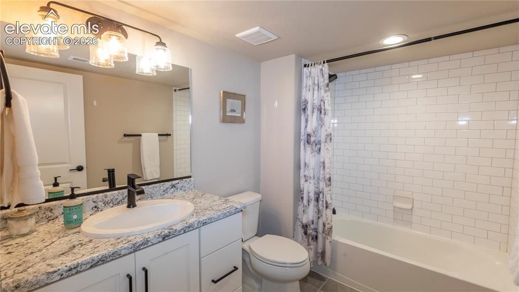 Image 25 of 32: Bathroom
