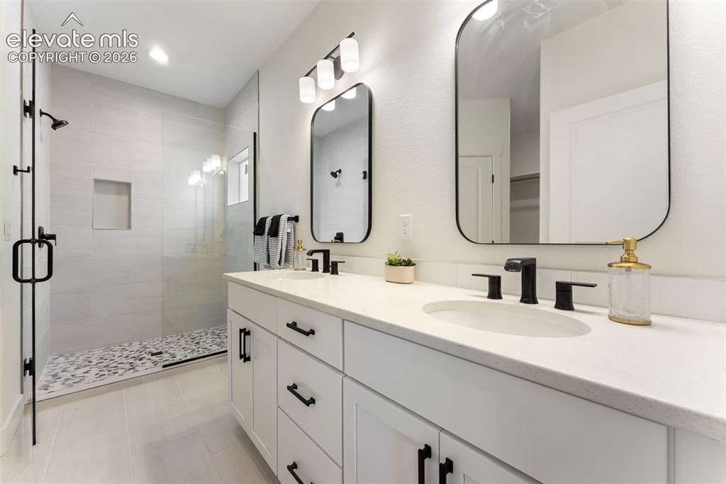 Image 14 of 23: Bathroom