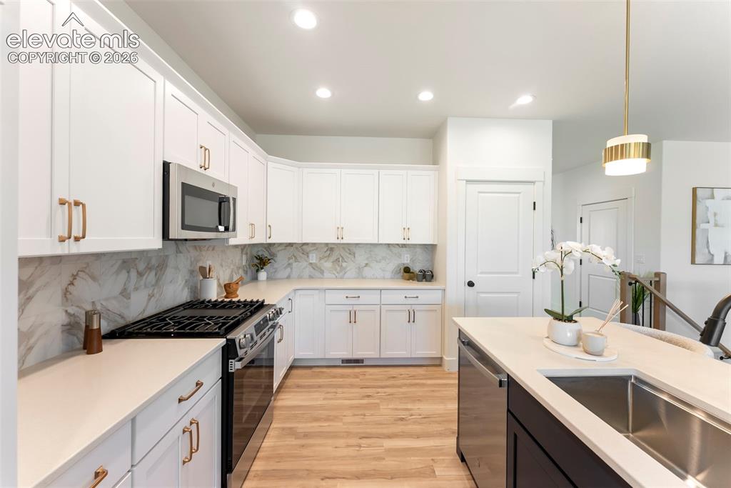 Image 5 of 23: Kitchen