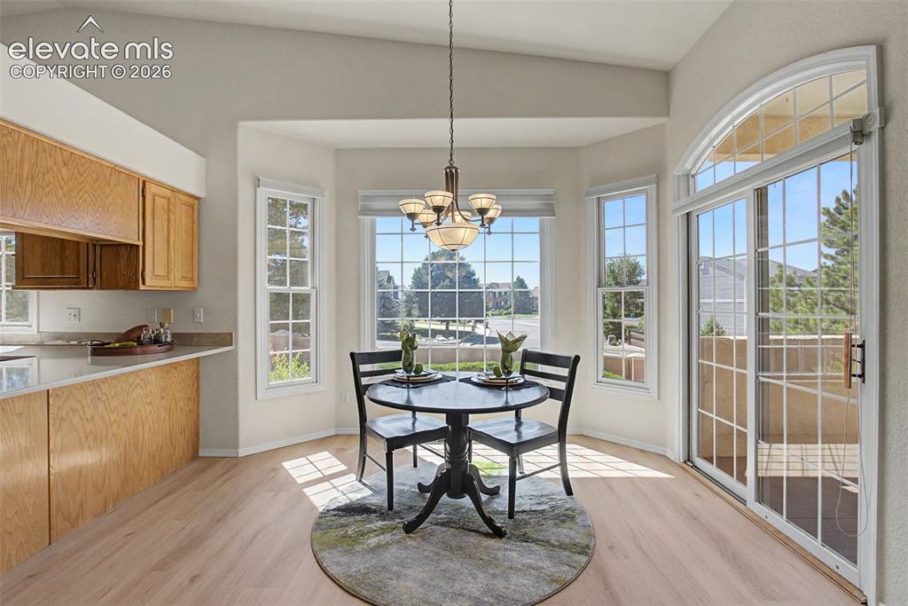 Image 10 of 30: Dining Area