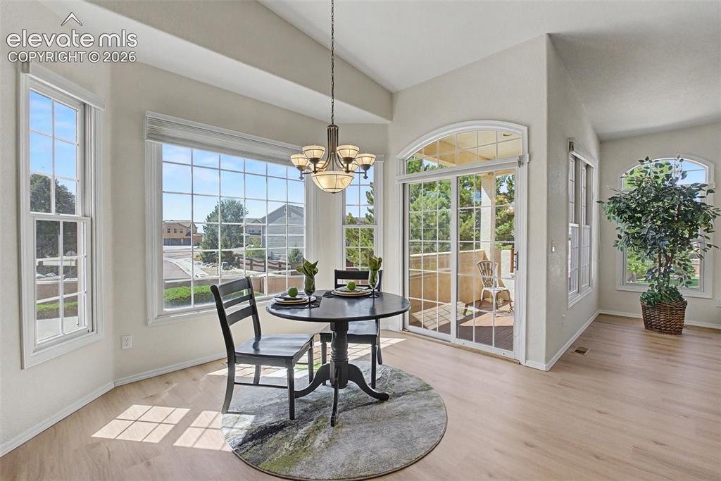 Image 11 of 30: Dining Area