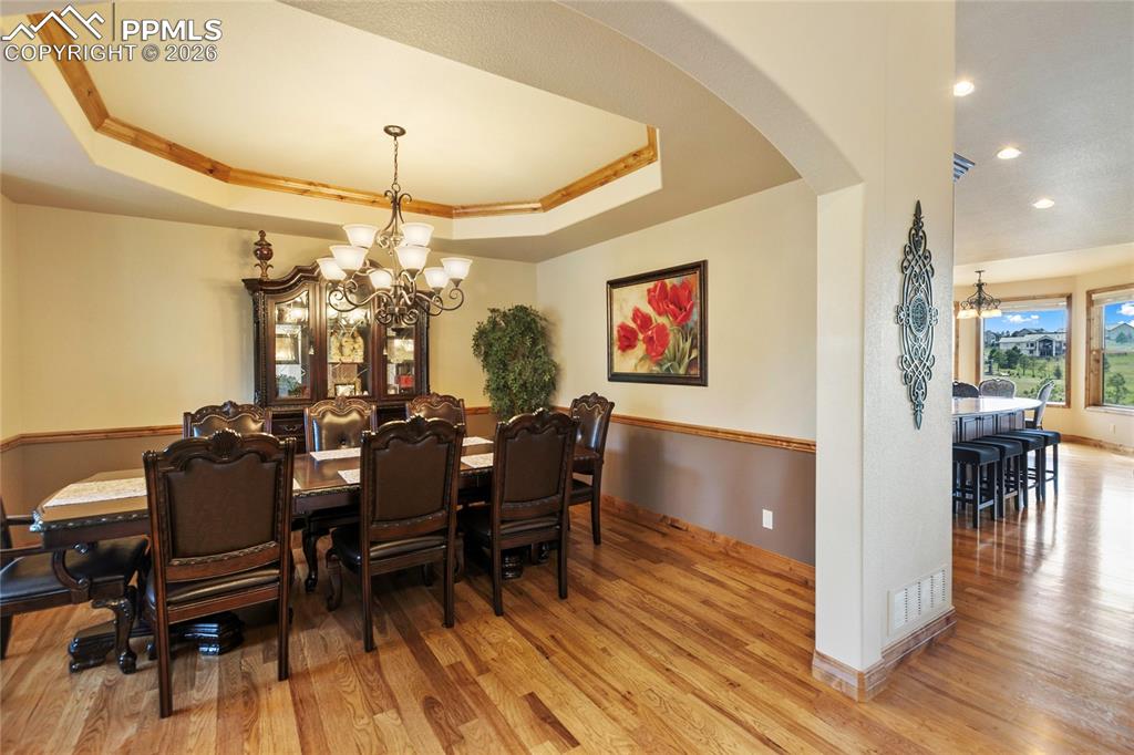 Image 10 of 50: Dining Area