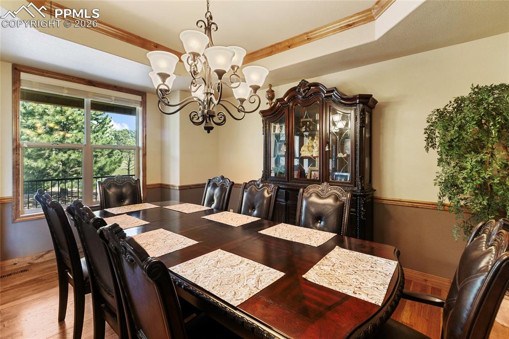 Image 11 of 50: Dining Area