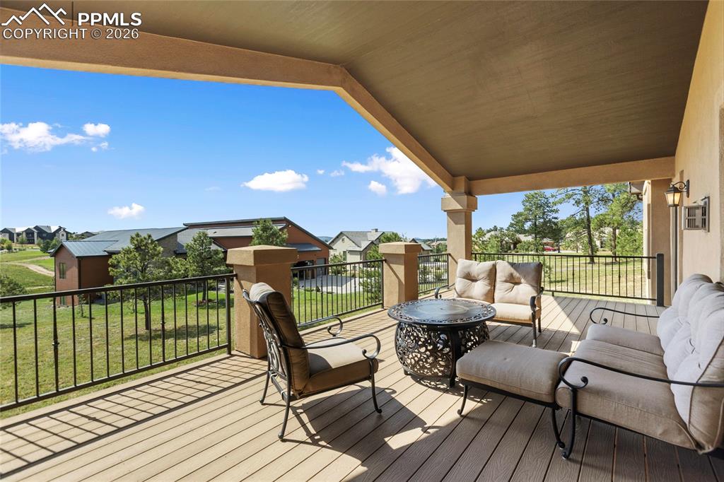 Image 14 of 50: Deck