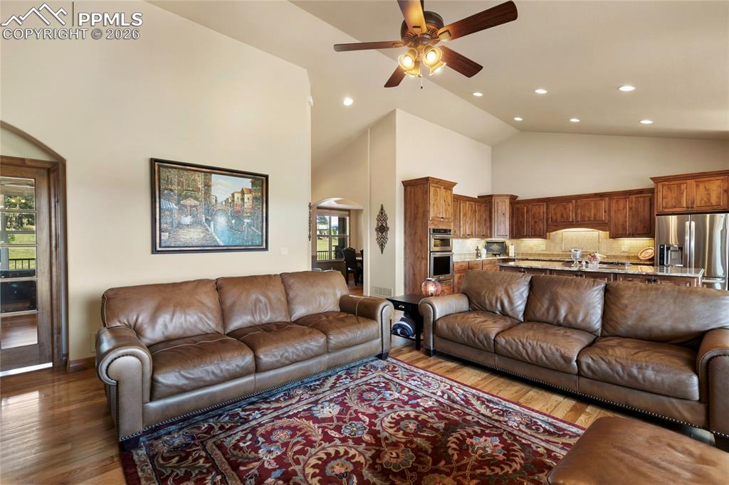 Image 18 of 50: Living Room