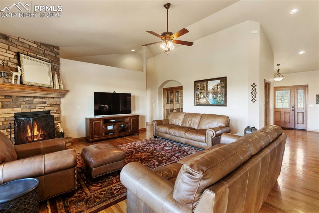 Image 19 of 50: Living Room