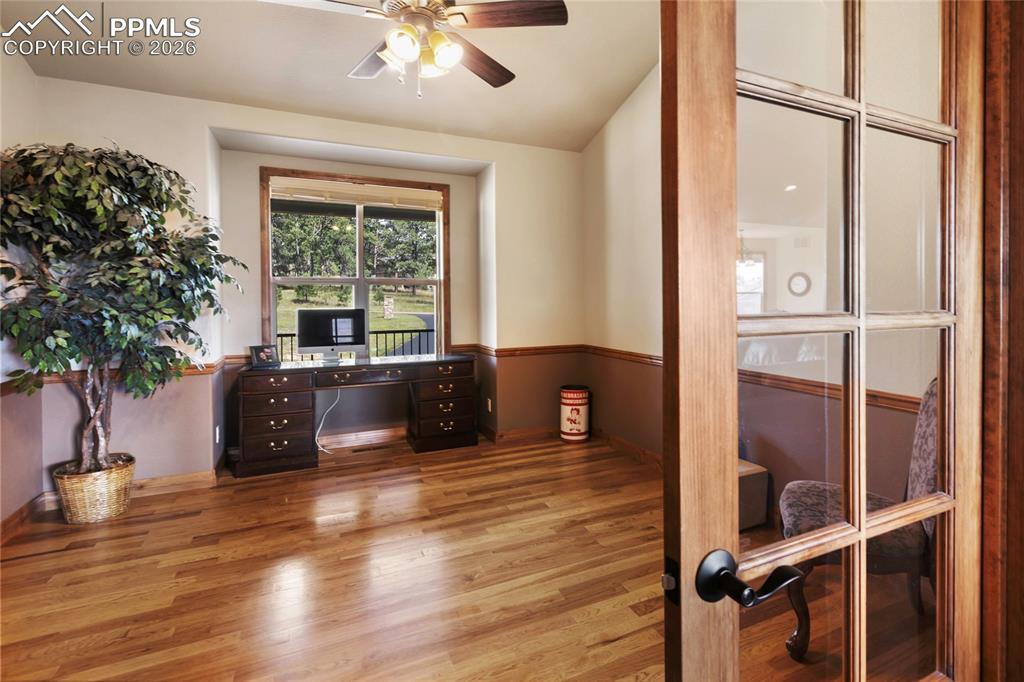 Image 21 of 50: Office