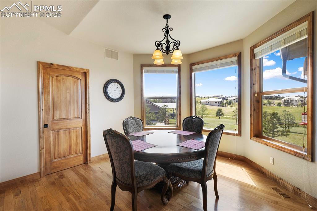 Image 22 of 50: Dining Area