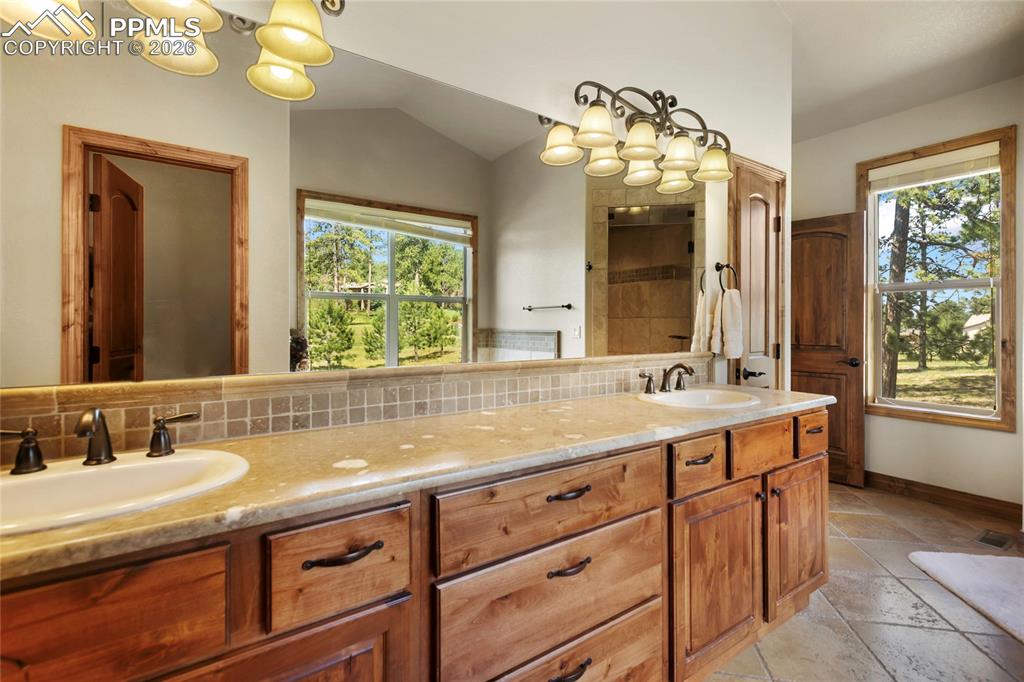 Image 29 of 50: Bathroom