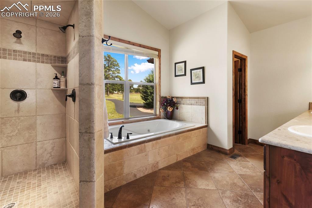 Image 30 of 50: Bathroom