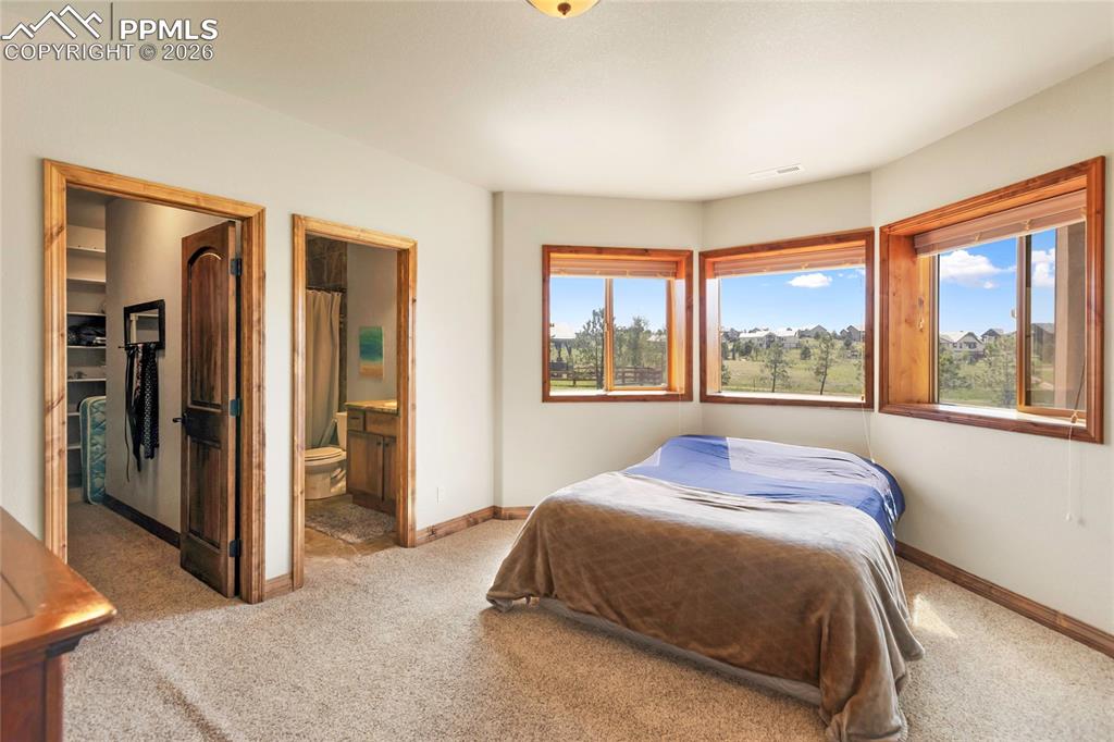 Image 35 of 50: Bedroom