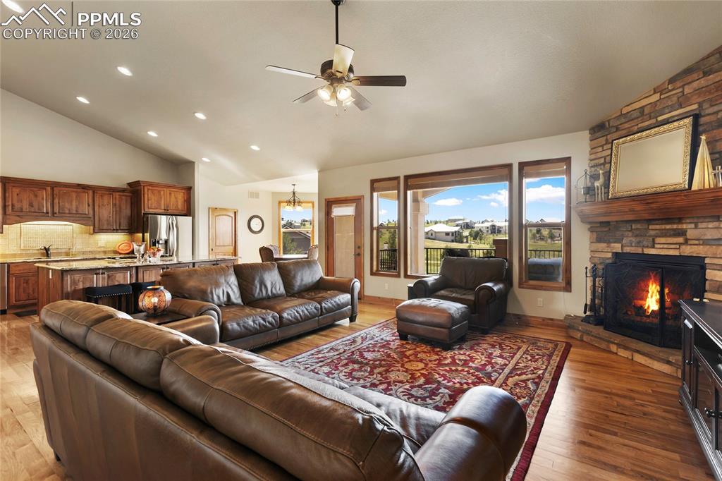 Image 4 of 50: Living Room